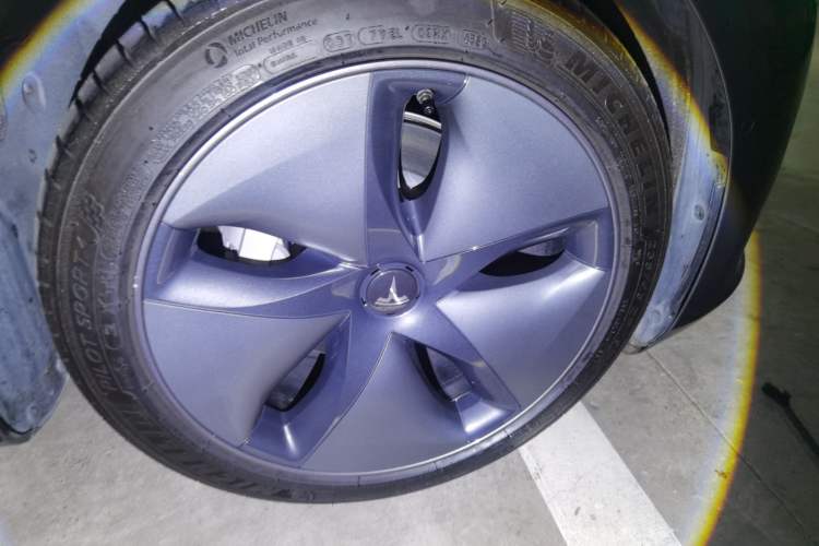 Used Tesla Model 3 2020 Revised Version Standard Range Rear-Wheel Drive – Upgraded Edition Right Front Wheel Hub