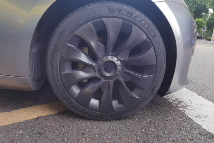 Used Tesla Model 3 2020 Revised Version Standard Range Rear-Wheel Drive – Upgraded Edition Right Front Wheel Hub