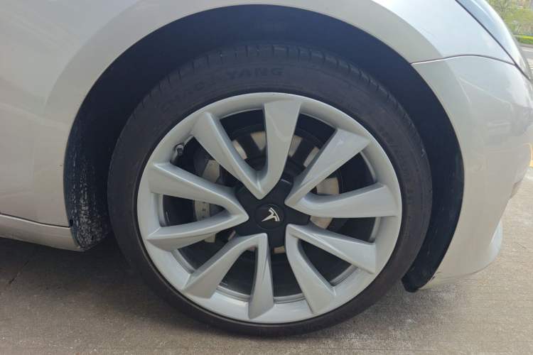Used Tesla Model 3 2020 Revised Version Standard Range Rear-Wheel Drive – Upgraded Edition Right Front Wheel Hub