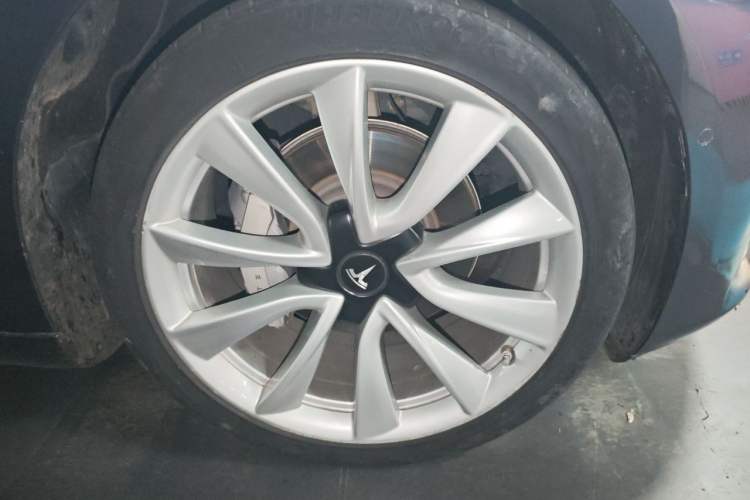 Used Tesla Model 3 2020 Revised Version Standard Range Rear-Wheel Drive – Upgraded Edition Right Front Wheel Hub