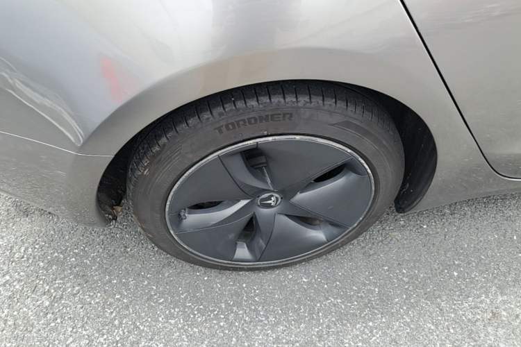 Used Tesla Model 3 2020 Revised Version Standard Range Rear-Wheel Drive – Upgraded Edition Right Rear Wheel Hub