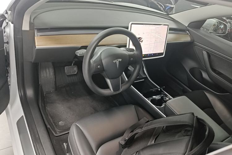 Used Tesla Model 3 2020 Revised Version Standard Range Rear-Wheel Drive – Upgraded Edition Center Console