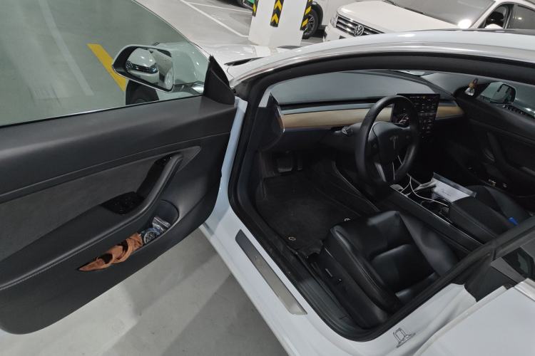 Used Tesla Model 3 2020 Long-Range Rear-Wheel-Drive Version Interior 3