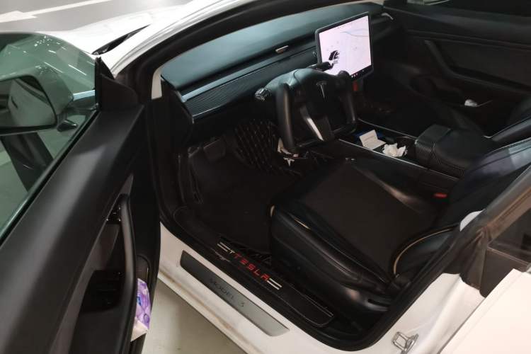 Used Tesla Model 3 2020 Long-Range Rear-Wheel-Drive Version Interior 3