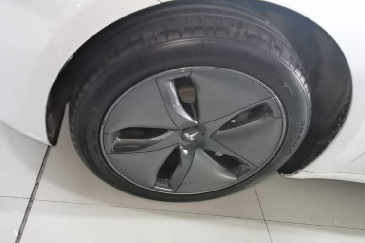 Used Tesla Model 3 2020 Revised Version Standard Range Rear-Wheel Drive – Upgraded Edition Left Front Wheel Hub