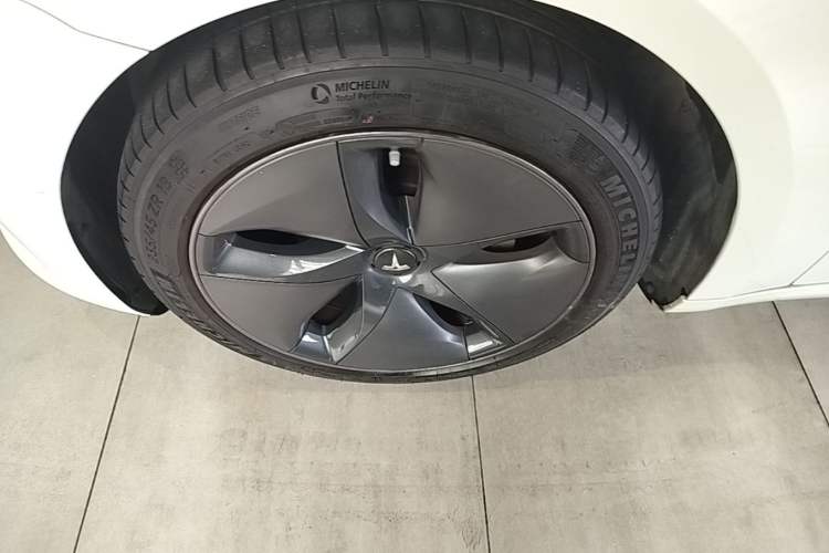 Used Tesla Model 3 2020 Standard Range Rear-Wheel Drive Upgraded Version Left Front Wheel Hub