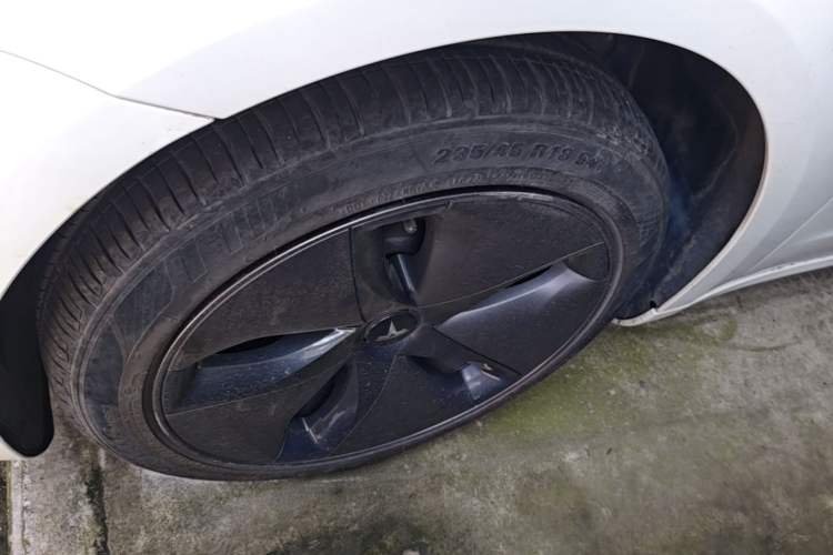Used Tesla Model 3 2020 Revised Version Standard Range Rear-Wheel Drive – Upgraded Edition Left Front Wheel Hub