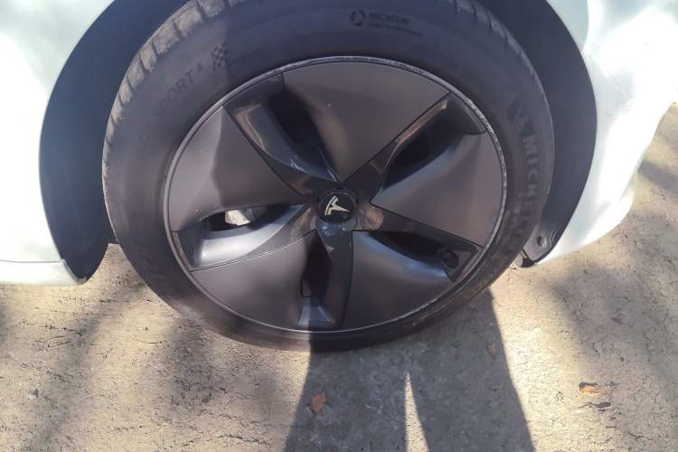 Used Tesla Model 3 2020 Revised Version Standard Range Rear-Wheel Drive – Upgraded Edition Right Front Wheel Hub
