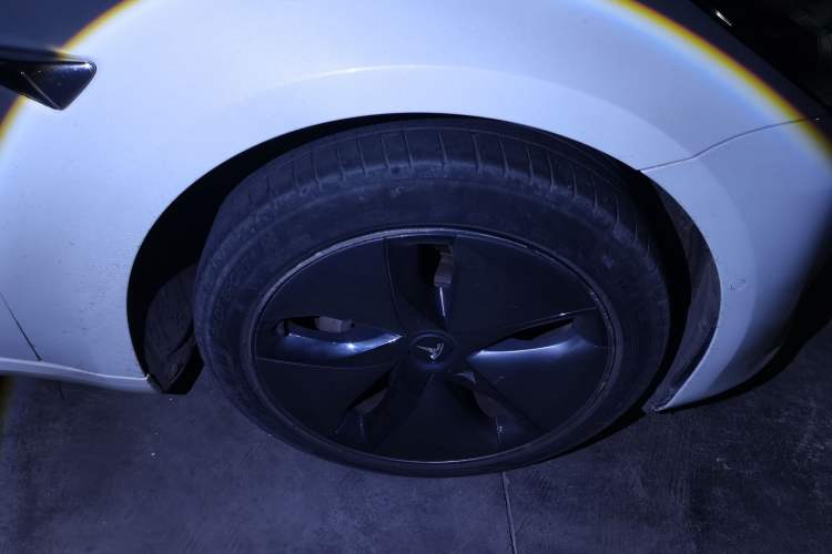 Used Tesla Model 3 2020 Revised Version Standard Range Rear-Wheel Drive – Upgraded Edition Right Front Wheel Hub