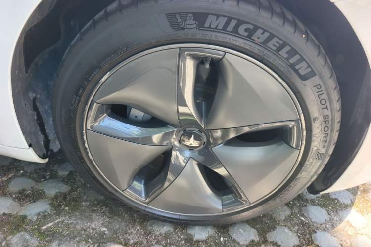 Used Tesla Model 3 2020 Revised Version Standard Range Rear-Wheel Drive – Upgraded Edition Right Front Wheel Hub