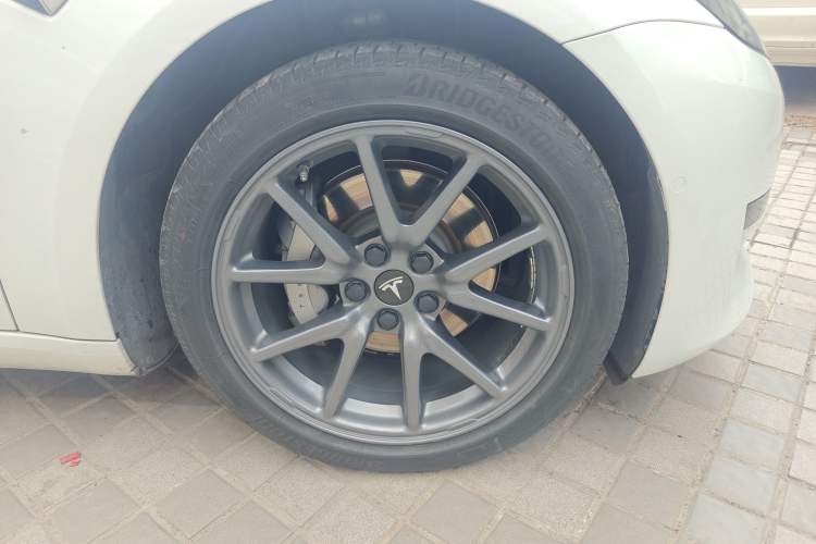 Used Tesla Model 3 2020 Revised Version Standard Range Rear-Wheel Drive – Upgraded Edition Right Front Wheel Hub