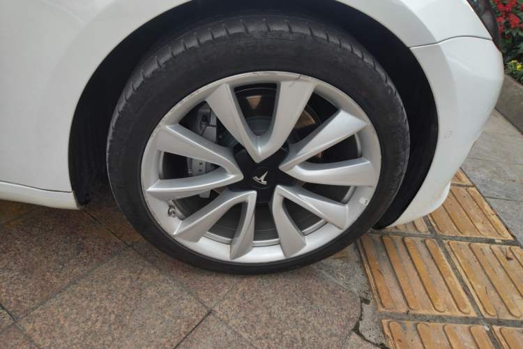 Used Tesla Model 3 2020 Revised Version Standard Range Rear-Wheel Drive – Upgraded Edition Right Front Wheel Hub