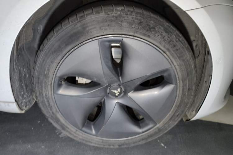 Used Tesla Model 3 2020 Revised Version Standard Range Rear-Wheel Drive – Upgraded Edition Right Front Wheel Hub