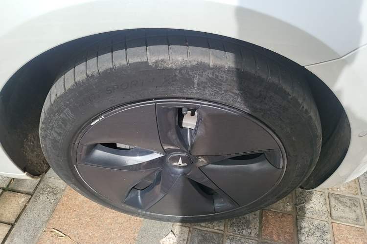 Used Tesla Model 3 2020 Revised Version Standard Range Rear-Wheel Drive – Upgraded Edition Right Front Wheel Hub
