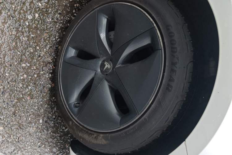 Used Tesla Model 3 2020 Revised Version Standard Range Rear-Wheel Drive – Upgraded Edition Right Front Wheel Hub
