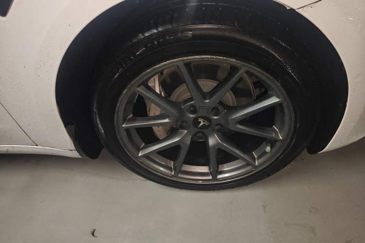 Used Tesla Model 3 2020 Revised Version Standard Range Rear-Wheel Drive – Upgraded Edition Right Front Wheel Hub