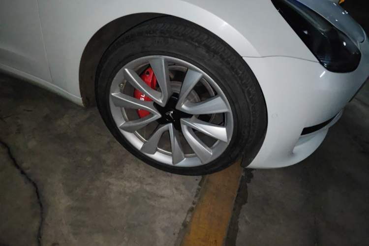 Used Tesla Model 3 2020 Revised Version Standard Range Rear-Wheel Drive – Upgraded Edition Right Front Wheel Hub