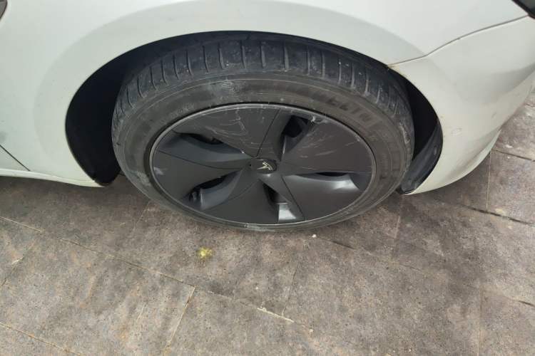 Used Tesla Model 3 2020 Revised Version Standard Range Rear-Wheel Drive – Upgraded Edition Right Front Wheel Hub
