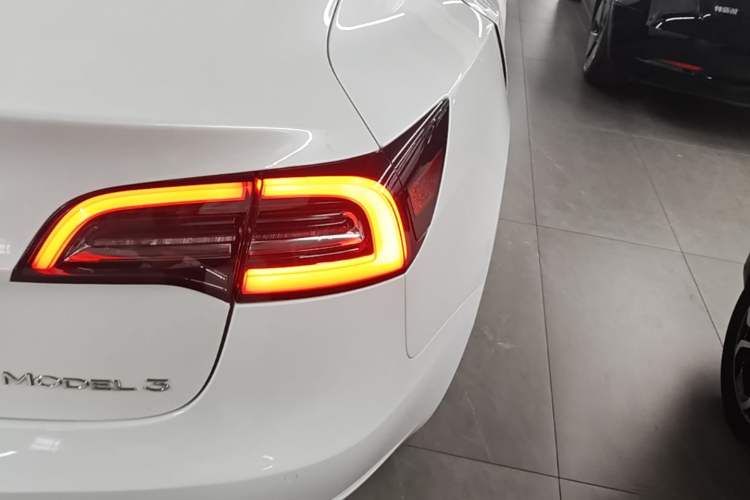 Used Tesla Model 3 2020 Revised Version Standard Range Rear-Wheel Drive – Upgraded Edition Right Rear Taillight