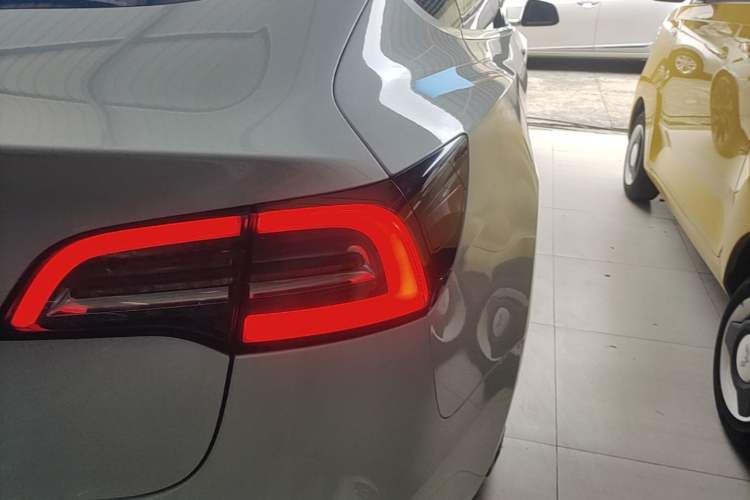 Used Tesla Model 3 2020 Revised Version Standard Range Rear-Wheel Drive – Upgraded Edition Right Rear Taillight