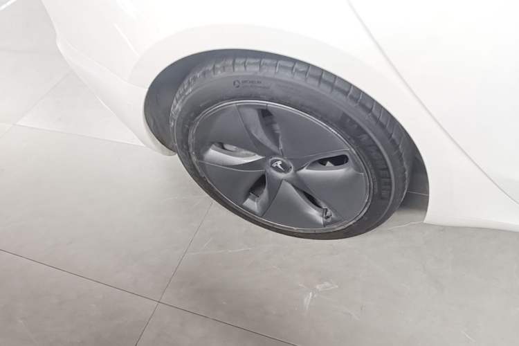 Used Tesla Model 3 2020 Revised Version Standard Range Rear-Wheel Drive – Upgraded Edition Right Rear Wheel Hub