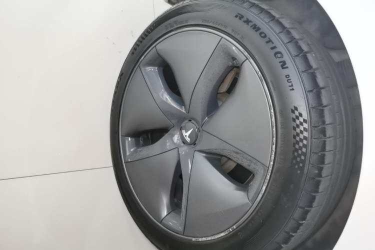 Used Tesla Model 3 2020 Revised Version Standard Range Rear-Wheel Drive – Upgraded Edition Right Rear Wheel Hub
