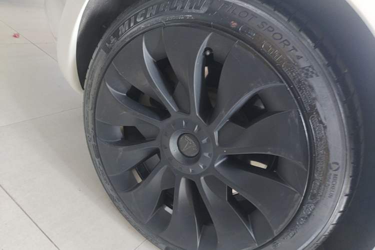 Used Tesla Model 3 2020 Revised Version Standard Range Rear-Wheel Drive – Upgraded Edition Right Rear Wheel Hub