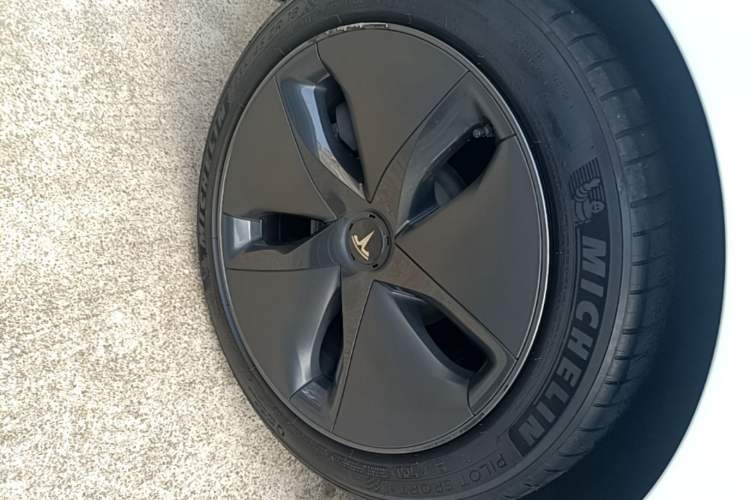 Used Tesla Model 3 2020 Revised Version Standard Range Rear-Wheel Drive – Upgraded Edition Right Rear Wheel Hub
