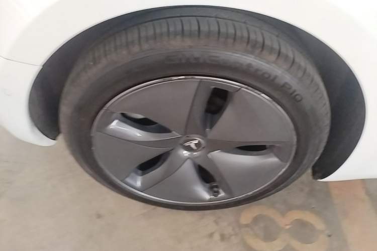 Used Tesla Model 3 2020 Revised Version Standard Range Rear-Wheel Drive – Upgraded Edition Right Rear Wheel Hub