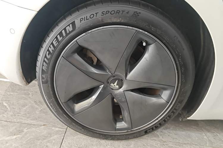 Used Tesla Model 3 2020 Revised Version Standard Range Rear-Wheel Drive – Upgraded Edition Right Rear Wheel Hub