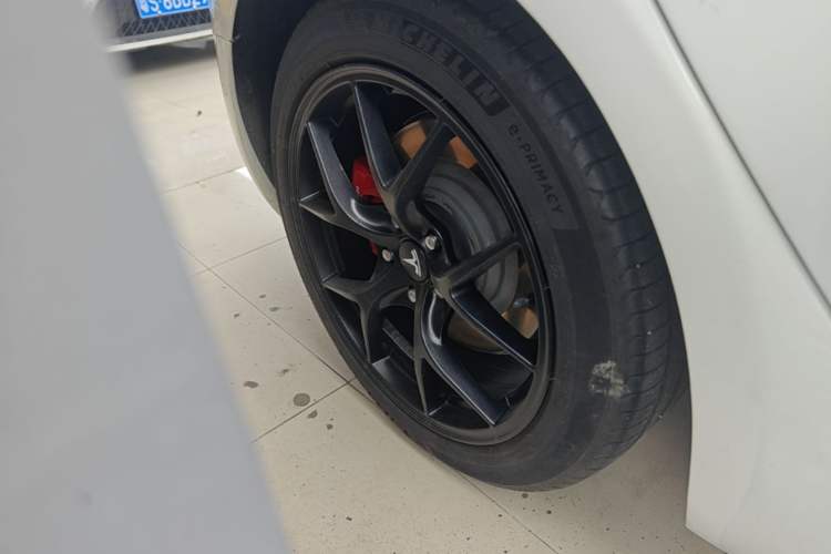 Used Tesla Model 3 2020 Revised Version Standard Range Rear-Wheel Drive – Upgraded Edition Right Rear Wheel Hub