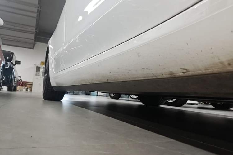 Used Tesla Model 3 2020 Revised Version Standard Range Rear-Wheel Drive – Upgraded Edition Right Side Sill