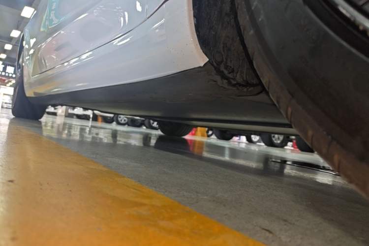 Used Tesla Model 3 2020 Standard Range Rear-Wheel Drive Upgraded Version Right Side Sill
