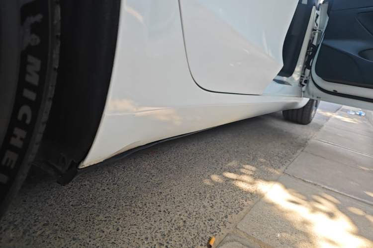 Used Tesla Model 3 2020 Standard Range Rear-Wheel Drive Upgraded Version Right Side Sill