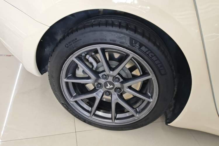 Used Tesla Model 3 2020 Revised Version Standard Range Rear-Wheel Drive – Upgraded Edition Right Rear Wheel Hub