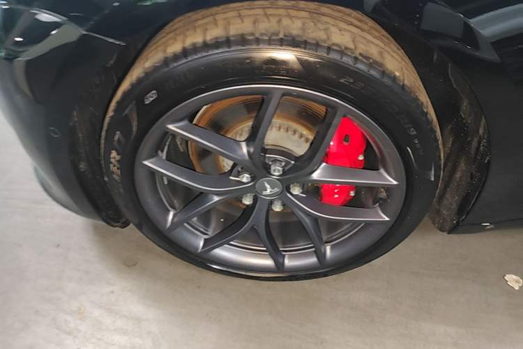 Used Tesla Model 3 2021 Revised Performance Version with All-Wheel Drive 3D1 Left Front Wheel Hub