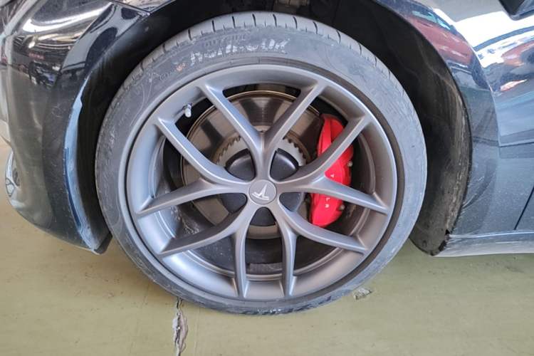 Used Tesla Model 3 2021 Revised Performance Version with All-Wheel Drive 3D1 Left Front Wheel Hub