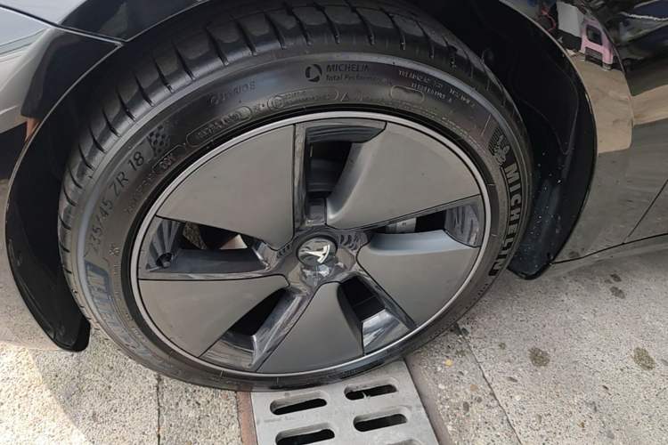 Used Tesla Model 3 2021 Standard Range Rear-Wheel Drive Upgraded Version 3D6 Left Front Wheel Hub