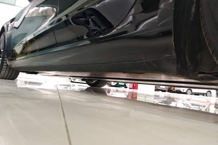 Used Tesla Model 3 2021 Performance High-Performance All-Wheel-Drive Version 3D6 Left Side Sill