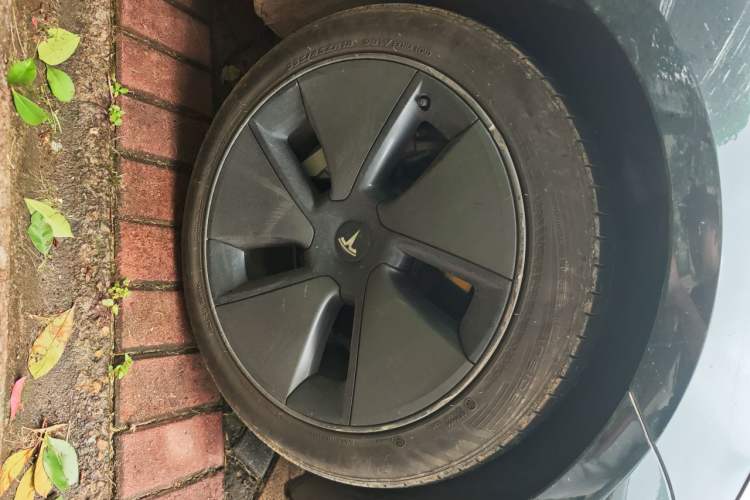 Used Tesla Model 3 2021 Standard Range Rear-Wheel Drive Upgraded Version 3D6 Right Front Wheel Hub