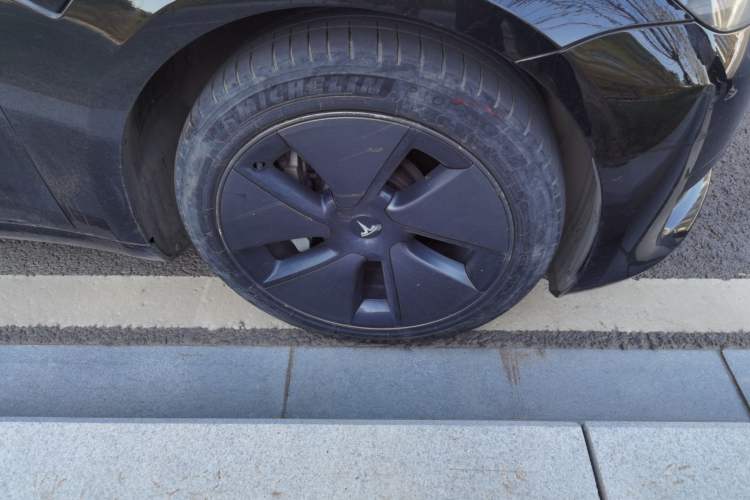 Used Tesla Model 3 2021 Standard Range Rear-Drive Upgraded Version Right Front Wheel Hub