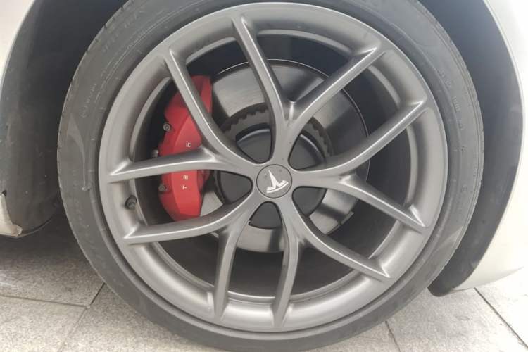 Used Tesla Model 3 2021 Performance High-Performance All-Wheel-Drive Version Right Front Wheel Hub