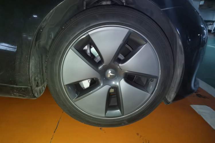 Used Tesla Model 3 2021 Standard Range Rear-Wheel Drive Upgraded Version 3D6 Right Front Wheel Hub
