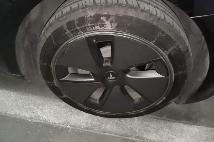 Used Tesla Model 3 2021 Standard Range Rear-Wheel Drive Upgraded Version 3D6 Right Front Wheel Hub