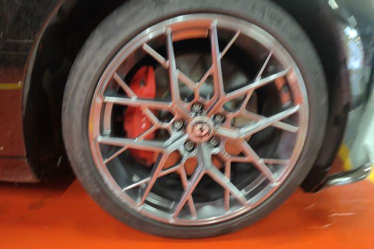 Used Tesla Model 3 2021 Revised Version II – Performance High-Performance All-Wheel-Drive Edition Right Front Wheel Hub