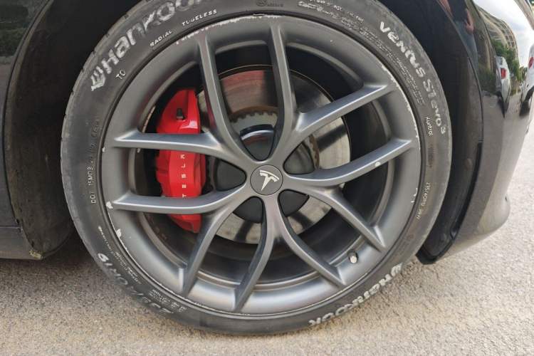 Used Tesla Model 3 2021 Performance High-Performance All-Wheel-Drive Version Right Front Wheel Hub