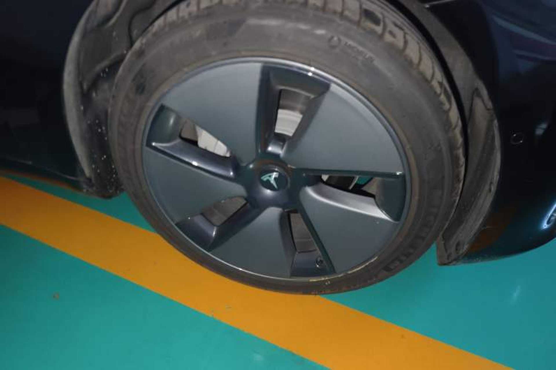 Used Tesla Model 3 2021 Standard Range Rear-Drive Upgraded Version Right Front Wheel Hub