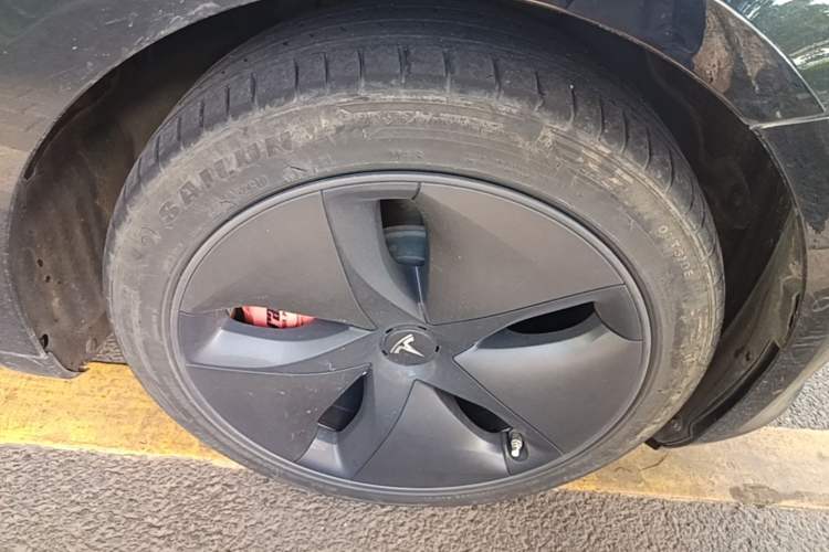 Used Tesla Model 3 2021 Standard Range Rear-Drive Upgraded Version Right Front Wheel Hub