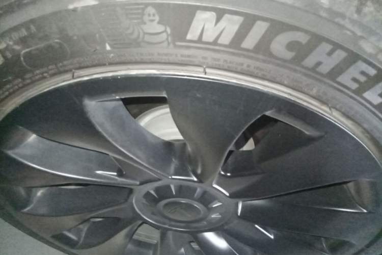 Used Tesla Model 3 2021 Standard Range Rear-Wheel Drive Upgraded Version 3D6 Right Front Wheel Hub