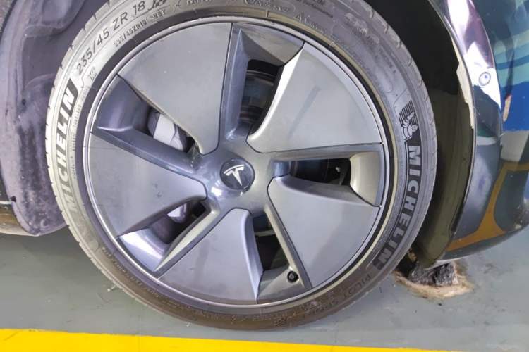 Used Tesla Model 3 2021 Standard Range Rear-Drive Upgraded Version Right Front Wheel Hub